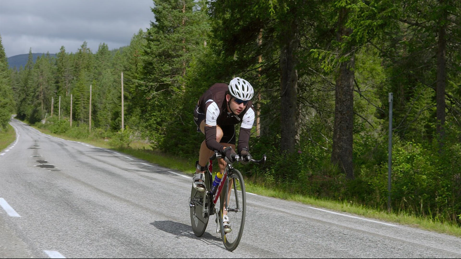 开云体育网址-“逆境突围：车手在极端环境下的拼搏史诗”，逆境突袭剧情介绍